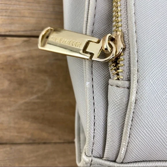 Steve Madden light gray crossbody bag with gold chain strap hardware - Picture 13 of 13